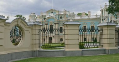 Kiev 'deki Mariinsky Sarayı' nın binası. Mariyinsky Sarayı, Ukrayna Cumhurbaşkanı 'nın Kyiv' deki resmi törensel ikametgahıdır. Saray inşaatı 1744 yılında mimar Bartolomeo Rastrelly tarafından başlatıldı ve 1752 yılında tamamlandı.. 