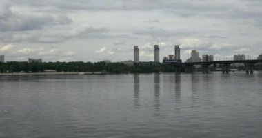 Dinyeper nehri ve Ukrayna Kiev 'in sol kıyısının manzarası..
