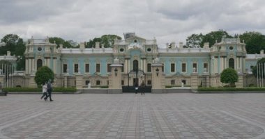 Kiev, Ukrayna - 24 Mayıs 2020: İnsanlar Mariinsky Sarayı yakınlarındaki meydanda yürüyorlar. Mariyinsky Sarayı, Ukrayna Cumhurbaşkanı 'nın Kyiv' deki resmi törensel ikametgahıdır. Saray inşaatı 1744 'te başladı.