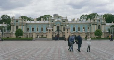 Kiev, Ukrayna - 24 Mayıs 2020: İnsanlar Mariinsky Sarayı yakınlarındaki meydanda yürüyorlar. Mariyinsky Sarayı, Ukrayna Cumhurbaşkanı 'nın Kyiv' deki resmi törensel ikametgahıdır. Saray inşaatı 1744 'te başladı. 