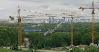 Kiev, Ukrayna - 24 Mayıs 2020: İnsanlar Mariinsky Sarayı yakınlarındaki meydanda yürüyorlar. Mariyinsky Sarayı, Ukrayna Cumhurbaşkanı 'nın Kyiv' deki resmi törensel ikametgahıdır. Saray inşaatı 1744 'te başladı. 