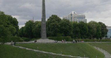 Kiev, Ukrayna - 24 Mayıs 2020: İnsanlar Mariinsky Sarayı yakınlarındaki meydanda yürüyorlar. Mariyinsky Sarayı, Ukrayna Cumhurbaşkanı 'nın Kyiv' deki resmi törensel ikametgahıdır. Saray inşaatı 1744 'te başladı. 