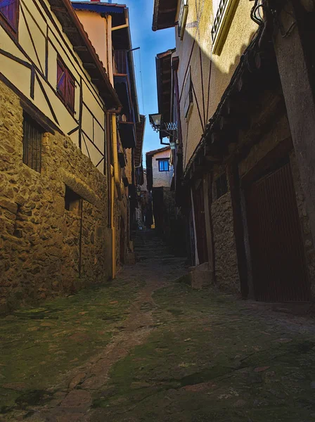 Narrow and somber street of Miranda del Castanar. — Stock Photo, Image