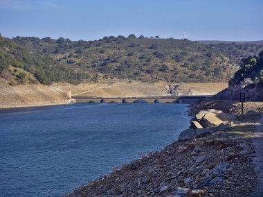 Monfrague 'ın Kırmızı Yolu' nun panoramik manzarası. Nehirler, köprüler, dağlar, ağaçlar, yamaçlar....