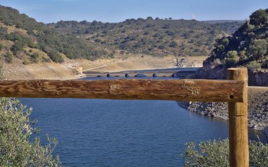 Monfrague 'ın Kırmızı Yolu' nun panoramik manzarası. Nehirler, köprüler, dağlar, ağaçlar, yamaçlar....