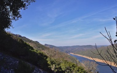 Monfrague 'ın Kırmızı Yolu' nun panoramik manzarası. Nehirler, köprüler, dağlar, ağaçlar, yamaçlar....