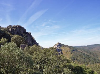 Monfrague 'ın Kırmızı Yolu' nun panoramik manzarası. Nehirler, köprüler, dağlar, ağaçlar, yamaçlar....