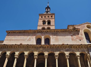 Segovia 'dan San Martin' in kemerleri ve kilise kulesi.