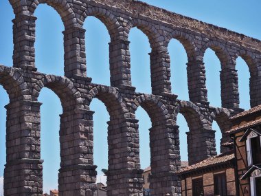 Segovia 'nın Roma su kemeri mavi gökyüzü ile aşağıdan görünüyor