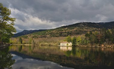 La Granja Gölü 'nde gün batımı güneşli bulutlu bir gün.