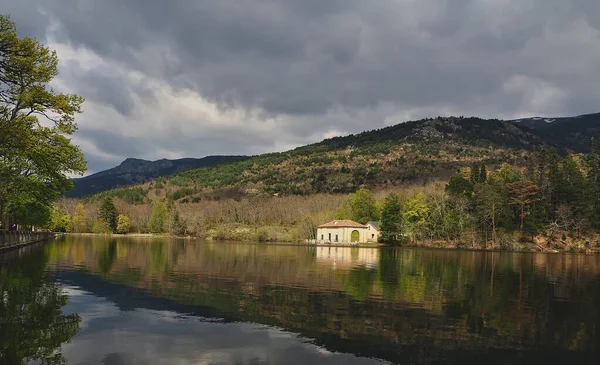 La Granja Gölü 'nde gün batımı güneşli bulutlu bir gün.