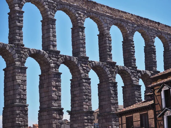 Acueducto Romano Segovia Visto Desde Abajo Con Cielo Azul Fotos de stock