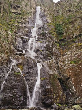 La meancera kalbinde ya da Hurdes 'te 100 metrelik etkileyici bir şelaledir.