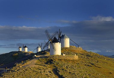 Consuegra, Toledo bölgesindeki Knolls 'da rüzgar değirmenleri, Castilla La Mancha, İspanya. Don Kişot 'un Yel Değirmenleri Yolu.