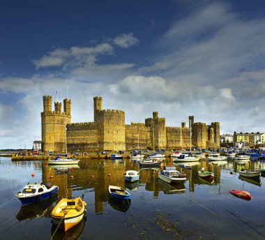 Caernarfon Kalesi, Kuzey Galler, Uk. Gwynedd - Unesco Dünya Mirası sahasındaki Kral Edward 'ın Kaleleri ve Şehir Surları' na aittir..