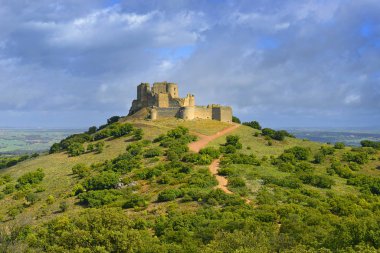 Puebla de Almenara Kalesi kalıntıları. Puebla de Almenara, İspanya 'nın Kastilya-La Mancha eyaletinde yer alan bir şehirdir..