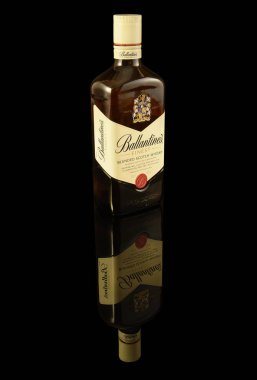 Bir şişe Ballantine 's Best Scotch Whisky. Marka, George Ballantine 'ın Edinburgh' daki müşterilerine viski sağladığı 1827 yılında kuruldu.
