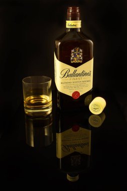 Bir şişe Ballantine 's Best Scotch Whisky. Marka, George Ballantine 'ın Edinburgh' daki müşterilerine viski sağladığı 1827 yılında kuruldu.