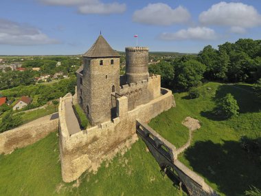 Ortaçağ Gotik Kalesi, Bedzin Kalesi, Yukarı Silezya, Bedzin, Polonya. 13. yüzyılda Kral Büyük Kaşmir tarafından güçlendirilmiş bir yapı olarak inşa edilmiştir. Şimdi turistik bir yer haline geldi.