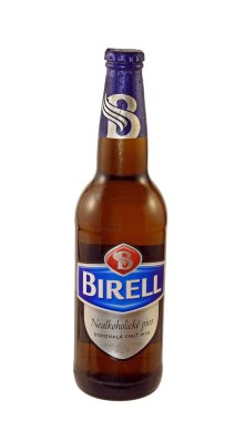 Beyaz arka planda alkolsüz bira Birell. Çek Cumhuriyeti 'nde sürücüler arasında çok popüler bir bira