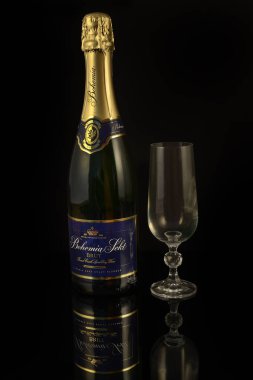 Siyah arka planda bir şişe Bohemia Sekt. Bohemia Sekt köpüklü şarap. Çek Cumhuriyeti ve Orta Avrupa 'daki en popüler şampanya.