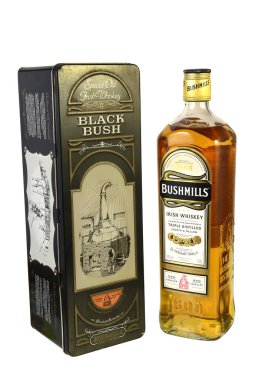 Bushmills, beyaz arka planda İrlanda viskisi. İrlanda 'nın en eski viski imalathanesi, resimli yazı işleri..