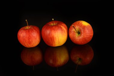 Siyah arkaplanda kırmızı elma