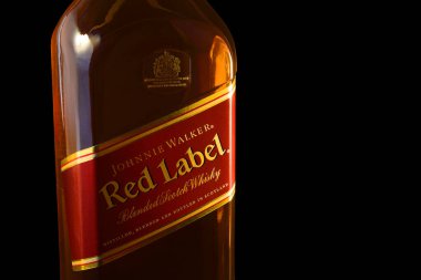 Johnnie Walker viski şişesi. Johnnie Walker, yılda 130 milyondan fazla şişe satışıyla dünyanın en yaygın olarak dağıtılan viskisidir.