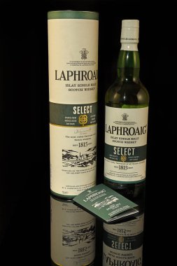 Laphroaig, dumanlı İskoç viskisi Islay 'dan. Viski, İskoçya 'nın önemli bir ihracat ürünüdür.