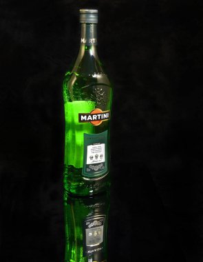 Bir şişe Martini şarabı. Bu İtalya 'dan ünlü bir vermut, dünya çapında orijinal tarifi bilen tek üç kişi - illüstrasyon editörü