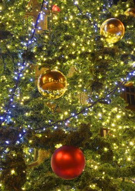 Noel ağacı - Işıklı ve ampullü Noel arkaplanı