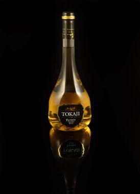 Bir şişe Tokaj şarabı. Macaristan 'dan gelen bu ünlü şaraplar Fransız kraliyet sarayında ve Avrupa' nın diğer hükümdarlarında da popülerdi.