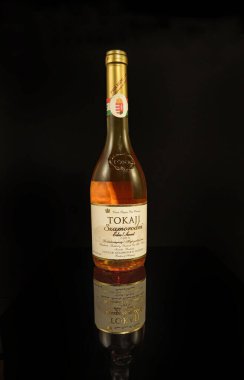 Bir şişe Tokaj şarabı. Macaristan 'dan gelen bu ünlü şaraplar Fransız kraliyet sarayında ve Avrupa' nın diğer hükümdarlarında da popülerdi.