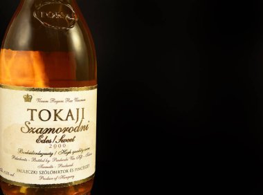 Bir şişe Tokaj şarabı. Macaristan 'dan gelen bu ünlü şaraplar Fransız kraliyet sarayında ve Avrupa' nın diğer hükümdarlarında da popülerdi.
