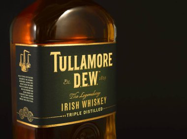 Tullamore Dew, İrlanda viskisi. Tullamore Dew, İrlanda viskisinin bir markasıdır. 1829 'da Tullamore, County Offaly' de kuruldu.