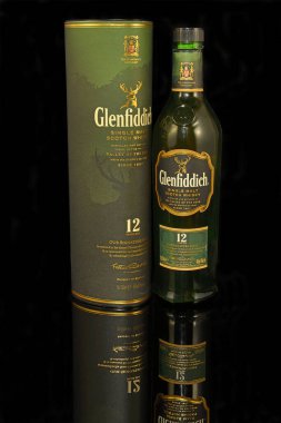 Glenfiddich Malt viskisi, siyah arka planda. Geyik vadisi. Viski, İskoçya 'nın önemli bir ihracat ürünüdür.