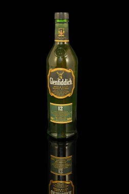 Glenfiddich Malt viskisi, siyah arka planda. Geyik vadisi. Viski, İskoçya 'nın önemli bir ihracat ürünüdür.