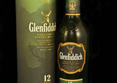 Glenfiddich Malt viskisi, siyah arka planda. Geyik vadisi. Viski, İskoçya 'nın önemli bir ihracat ürünüdür.