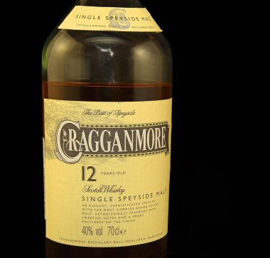 Cragganmore Malt viskisi, siyah arka planda viski, damıtma tesisi Ballindalloch. Viski, İskoçya 'nın önemli bir ihracat ürünüdür.