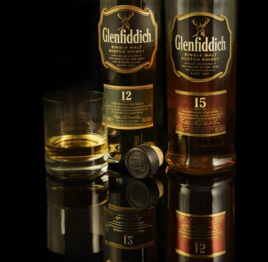 Glenfiddich Malt viskisi, siyah arka planda. Geyik vadisi. Viski, İskoçya 'nın önemli bir ihracat ürünüdür.
