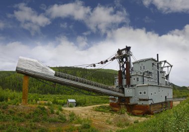 Dredge No 4, Kanada 'nın Yukon Bölgesi' nde, dünyanın en büyük ahşap kaplama tarlası olan Bonanza Creek Yolu 'ndaki bir Ulusal Tarih Alanı. Klondike altına hücum