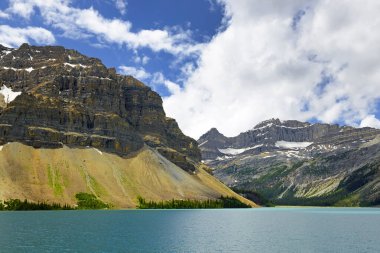 Banff Ulusal Parkı 'ndaki Bow Gölü, Alberta, Kanada. Banff Ulusal Parkı bir Unesco Dünya Mirası Alanıdır.