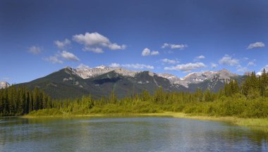 Banff Ulusal Parkı 'ndaki Bow River, Alberta, Kanada. Banff Ulusal Parkı Unesco Dünya Mirası Alanıdır