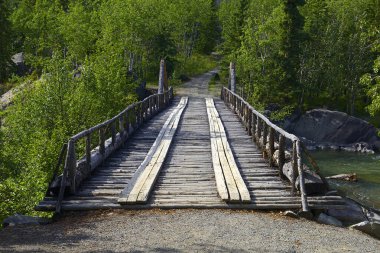 Canyon Creek Köprüsü, 1942 'de Alaska Otoyolu inşaatı sırasında 18 gün içinde inşa edildi ve Kanada' da Aishinic, Yukon, Kanada nehrini geçti.