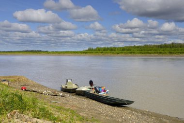 Circle City yakınlarındaki Yukon Nehri, Steese Highway 'in sonu, Alaska, Usa. Circle City 1893 'te kuruldu. Alaska' nın en eski büyük altın kamplarının merkezi..