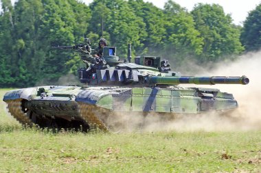 Ordu tankı T-72m4 Cz, modifiye edilmiş ve modernize edilmiş Rus tankı tam gaz