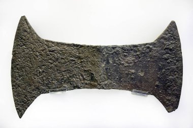 Dini amaçlar için kullanılan çift katlı metal balta, Arkalochori mağarası. M.Ö. 1700-1450 arası. Heraklion Arkeoloji Müzesi, Girit, Yunanistan