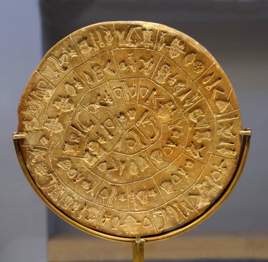 Phaistos diski, Minos Sarayı 'ndan ateşlenen kil diski. Yazılı gizemli kil disk Girit betiklerinin tarihinde yerini aldı