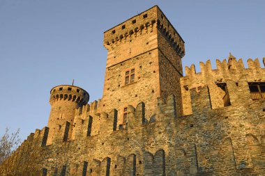 İtalya, Aosta Vadisi 'ndeki Fenis Kalesi. Fenis Kalesi Aosta Vadisi 'ni koruyan kalelerden biri. İtalya 'daki Aosta Vadisi ortaçağ kaleleriyle dolu..