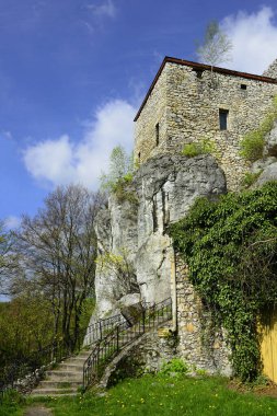 Bakowiec Şatosu - Xiv yüzyılından kalma bir şövalye kalesinin kalıntıları, Krakow-Czestochowa Jura 'da yatıyor, sözde Kartal Yuvaları sisteminde, Morsko, Polonya